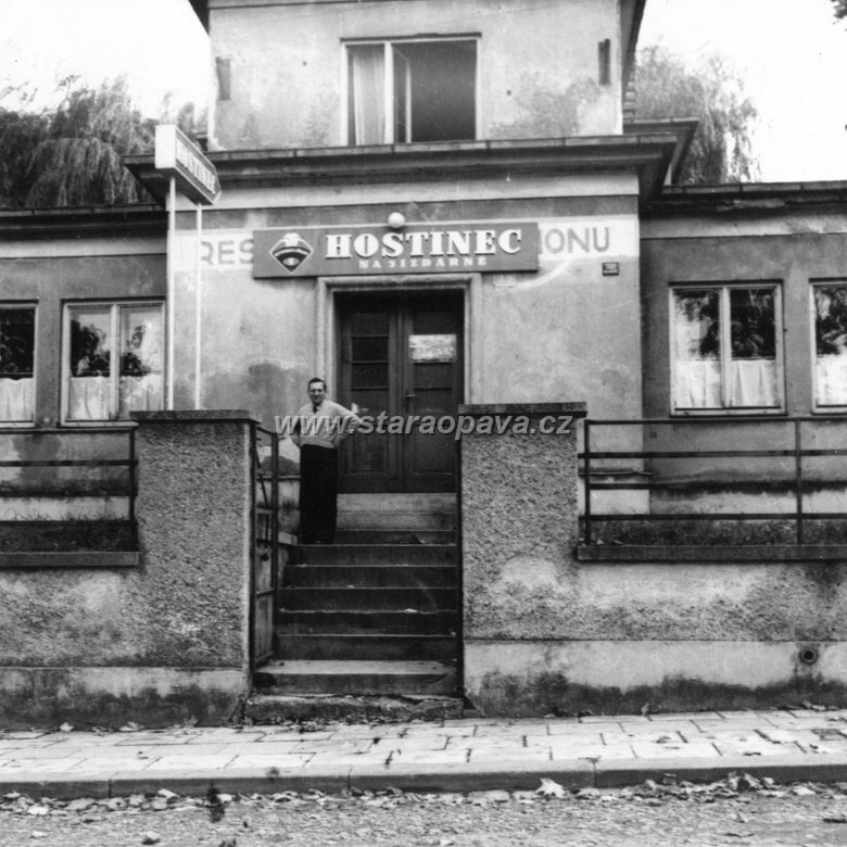nerudova (8).jpg - Hospodský Antonín Vícha před hospodou v roce 1959. Foto z archivu T.Havránka